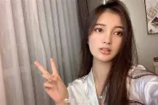 曹云金与神秘女子车内亲昵被拍还在路边草丛小便边解手边吐痰
