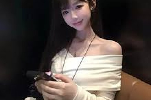 吐舌紧贴人设崩塌曾志伟与乔妹合照展现娱乐圈的另一面